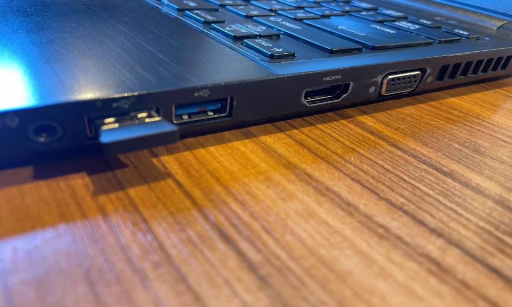 正面から見た際の右側端子の画像スピーカ接続端子・USBポート×2・HDMI・VGA