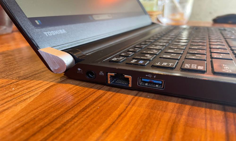 正面から見た際の左側端子の画像RUN・USBポート×1・電源コード