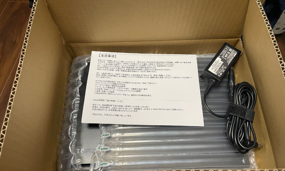 新品購入した東芝の整備済みノートPCと付属の電源ケーブルの梱包状態