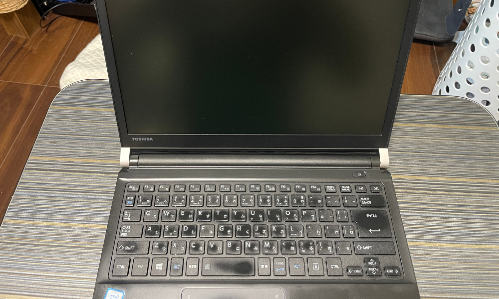 PCのキーボードとスクリーン画像、キーバードには使用感が結構あるが使う分には問題ない
